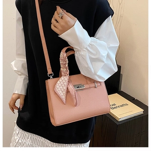 Détail du sac cabas rose en cuir litchi avec poignée en soie et fermoir en métal argenté
