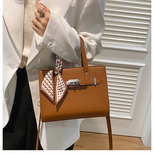 Sac à main en cuir marron grainé avec foulard géométrique et fermoir argenté
