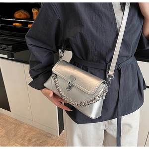 Détail du sac bandoulière argenté texturé avec chaîne et fermoir métallique