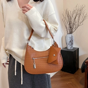 Braune geflochtene Hobo-Tasche für Damen mit silbernen Details und Schultergurt
