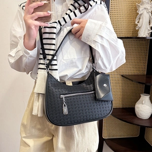 Schwarze gewebte Mondsichel-Tasche mit Silber-Reißverschluss und Anhänger am Model