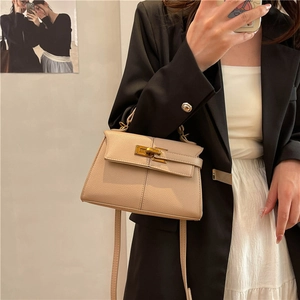 Elegante borsa a mano trapezoidale in pelle litchi beige con chiusura rotante dorata