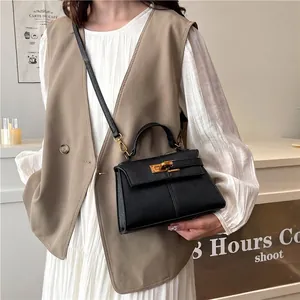 Borsa a mano trapezoidale classica in pelle nera con chiusura girevole dorata da donna