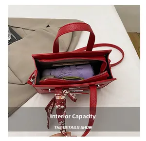 Détails intérieurs du grand sac cabas en cuir rouge grainé avec compartiment spacieux