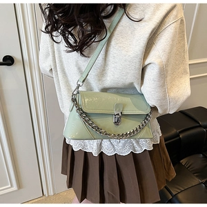 Détail du sac à bandoulière vert menthe avec chaîne argentée et boucle métallique chic