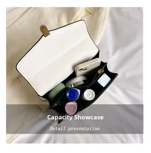 Détail montrant la grande capacité intérieure du sac à chaîne pour les objets essentiels