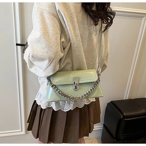 Détail du sac en cuir verni vert menthe avec chaîne argentée et boucle en métal