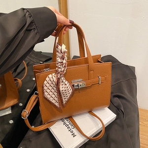 Sac À Main Femme En Cuir PU Grain Lychee Avec Foulard En Satin Serrure Métallique Sac À Bandoulière Vintage