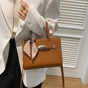 Sac cabas marron caramel à motif litchi avec foulard en soie et fermoir argenté