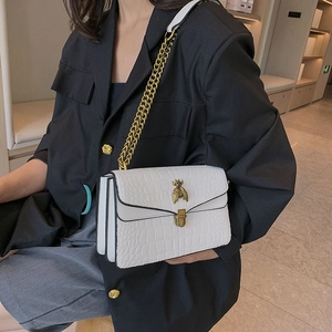 Sac bandoulière blanc à motif croco avec fermoir abeille dorée et bandoulière chaîne