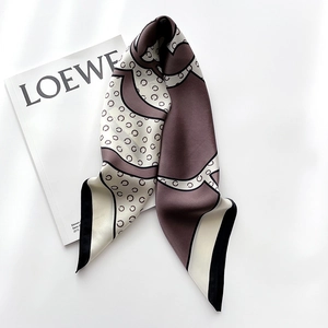 Foulard en soie élégant avec motif blocs de couleurs gris-violet et beige sur magazine