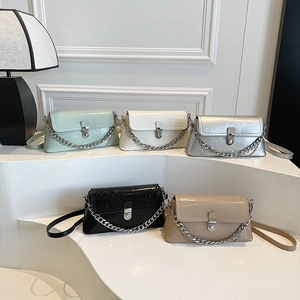 Sacs à bandoulière minimalistes brillants en cinq couleurs avec chaîne en métal argenté