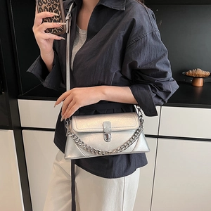 Sac bandoulière argenté métallisé avec chaîne élégante et serrure au design minimaliste