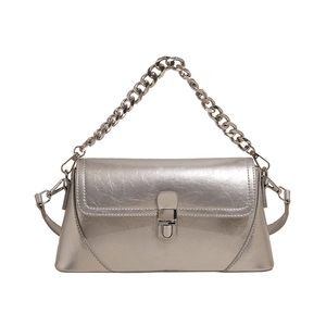 Sac à main argenté métallisé avec texture froissée et fermoir à boucle sur fond blanc