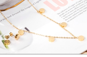 Ensemble bijoux dorés minimalistes avec pendentifs ronds incluant collier et boucles