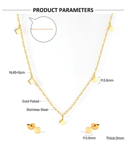 Détail du collier et des boucles d'oreilles en acier doré avec pendentifs cubes