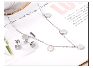 Parure bijoux minimaliste en acier inoxydable avec breloques rondes et cœur sur magazine