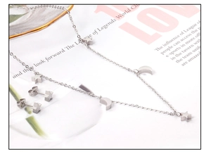 Vue détaillée du collier en acier inoxydable avec pendentif étoile lune et boucles d'oreilles