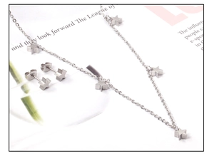 Détail d'un ensemble collier à pendentif étoile argentée et boucles d'oreilles minimalistes
