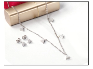 Ensemble de bijoux minimalistes en acier inoxydable avec pendentifs triangle en 3D