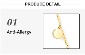 Gros plan détaillé d'un collier doré avec pendentif rond minimaliste et anti-allergique