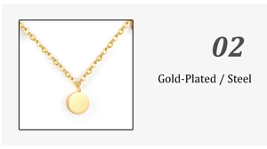 Détail d'un collier avec pendentif rond en acier inoxydable doré au design minimaliste