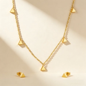 Parure de bijoux dorés en acier avec collier triangle géométrique et boucles d'oreilles