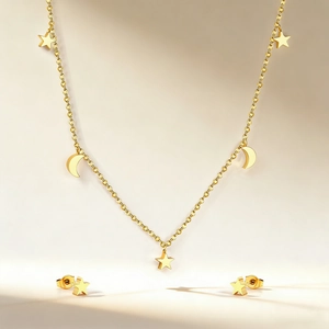 Parure de bijoux dorés avec collier lune et étoile et boucles d'oreilles clous assorties