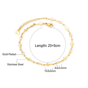 Detailansicht der 18k vergoldeten Edelstahl-Fußkette mit Kreuz- und Herzanhängern und Maßen