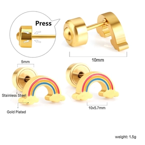 Makroansicht vergoldeter Regenbogen-Ohrstecker aus Edelstahl mit Emaille-Details