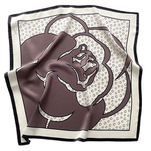 Carré de soie élégant avec imprimé camélia vintage et motif monochrome raffiné