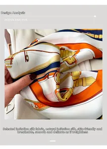 Détail d'un foulard en similisie avec motifs équestres et mors en orange et bleu marine