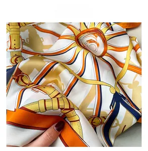 Détail du foulard en soie aux boucles de ceinture vintage et motifs équestres
