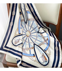 Détail d'un foulard en soie montrant un motif équestre avec sangles et boucles