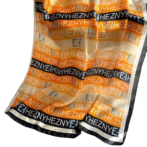 Élégante écharpe en soie à rayures orange et beige avec motifs de lettres et satiné