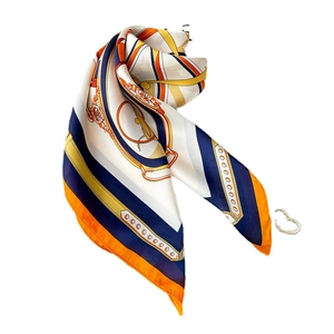 Foulard mode en soie avec motif équestre et un accessoire en strass coeur doré