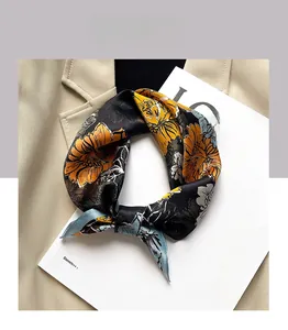 Detail eines Seidenschals mit Blumenmuster auf Magazin und Blazer Hintergrund