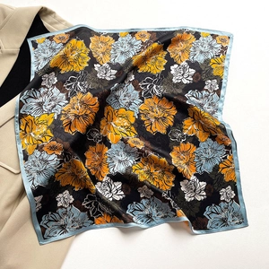 Eleganter Seidenschal mit großen Gold- und Blaumenmustern auf schwarzem Hintergrund