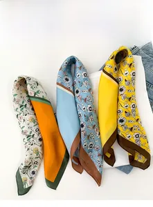 Vue détaillée de foulards carrés en soie avec motifs floraux vintage en plusieurs coloris