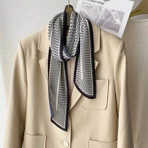 Sciarpa sottile plissettata con strisce geometriche bianche e nere su un blazer