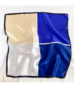 Vista dettagliata del foulard quadrato in seta con design color-block e finitura satinata