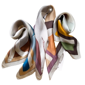 Modisches Seidenschal-Set mit geometrischen Mustern und Satin-Glanz in mehreren Farben