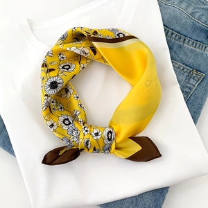 Foulard en soie de mûrier jaune et marron avec imprimé floral vintage et élégant
