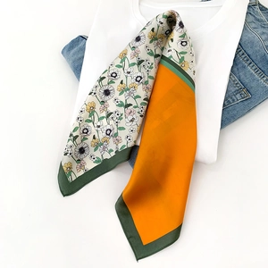 Foulard en soie de mûrier à motifs floraux orange vif avec marguerites blanches