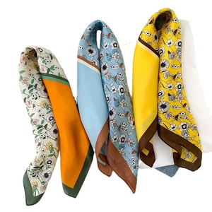 Lot de foulards en soie à motifs floraux avec bordures contrastées de couleurs variées