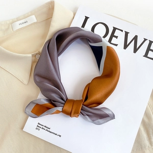 Foulard quadrato in seta con motivo a blocchi di colore su camicia beige
