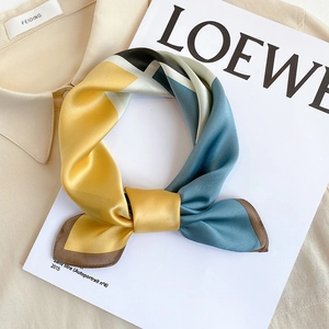 Elegante foulard in seta con motivi geometrici color-block su uno sfondo beige chic