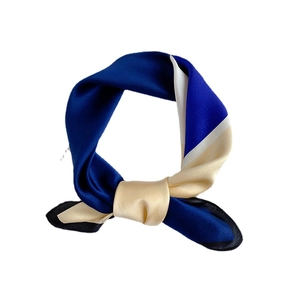 Foulard quadrato in raso di seta con design color block blu e giallo per stile professionale