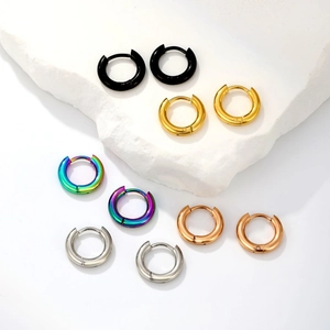 Set aus fünf polierten Creolen aus Edelstahl in Schwarz, Gold, Silber und Roségold
