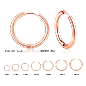 Detailansicht roségoldener Edelstahl-Creolen in den Größen von 8 mm bis 20 mm Durchmesser